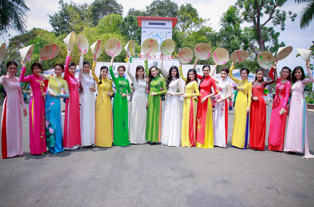 ...và nhiều nghệ sĩ, người đẹp khác tham gia trong Lễ hội áo dài tại TPHCM