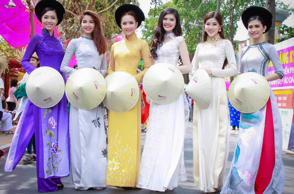 ...và nhiều nghệ sĩ, người đẹp khác tham gia trong Lễ hội áo dài tại TPHCM