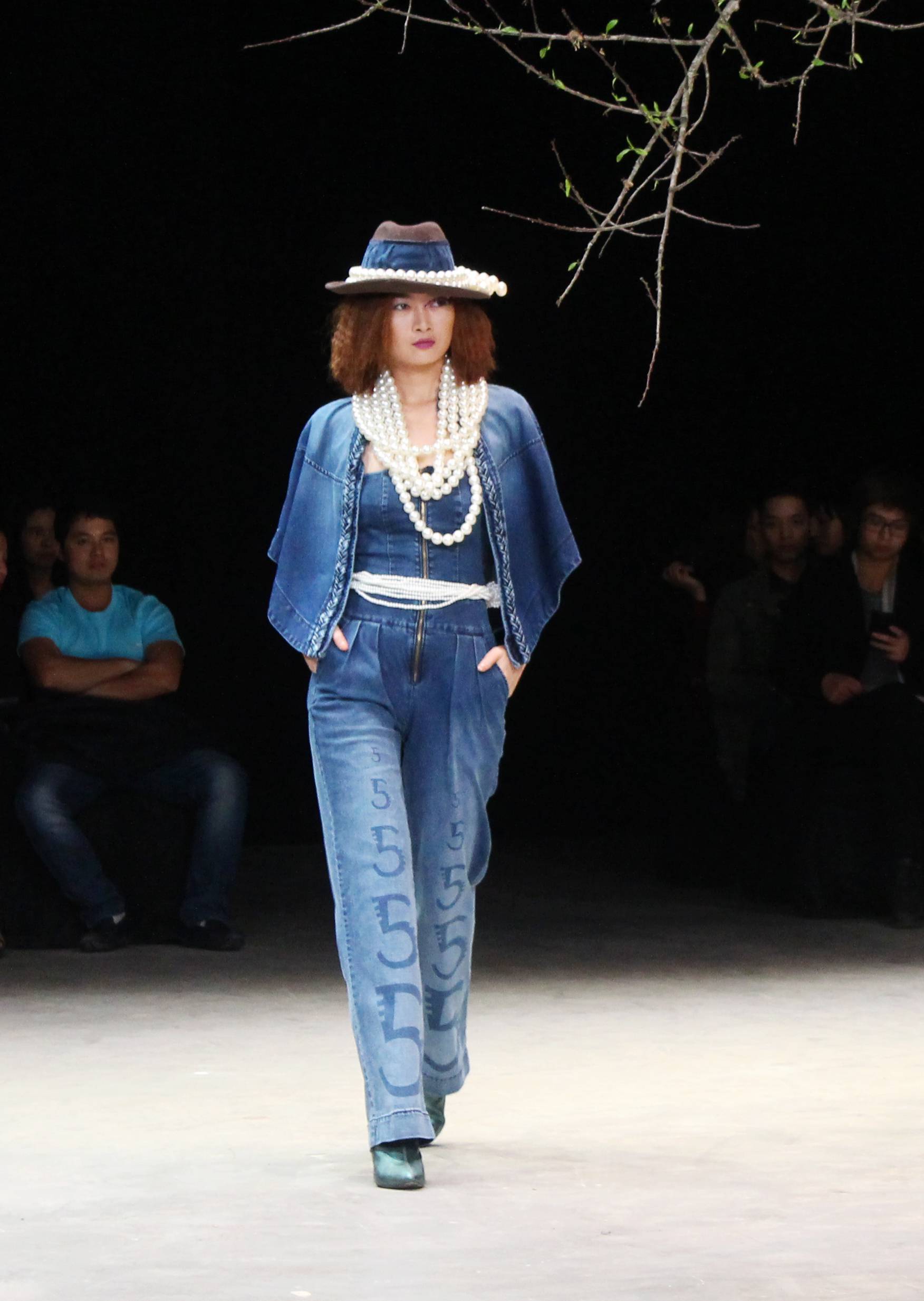 Số 5 ấn tượng trên trang phục cao cấp của GenViet Jeans