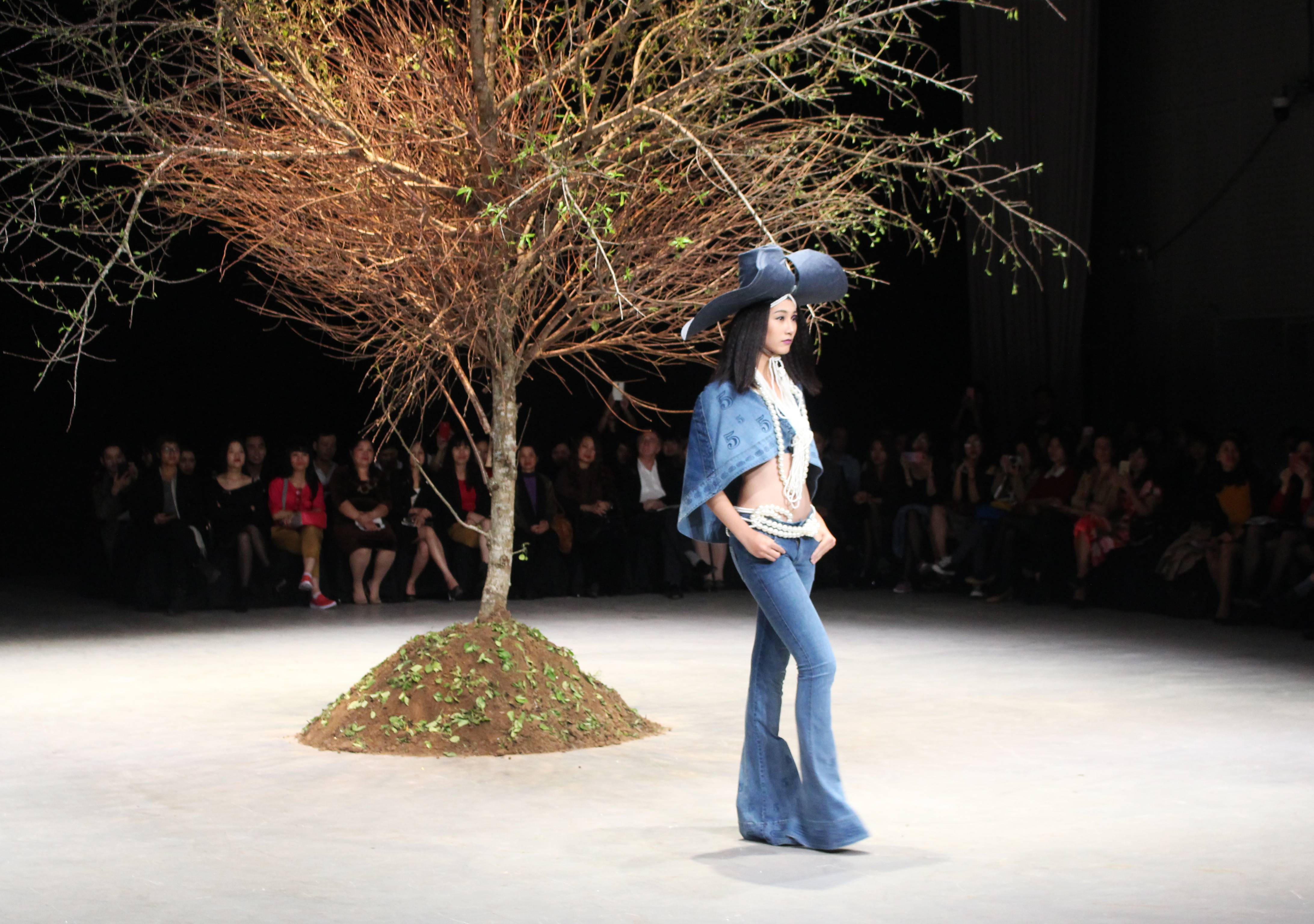Số 5 ấn tượng trên trang phục cao cấp của GenViet Jeans