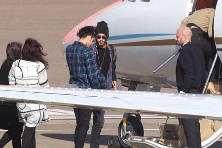 Zayn và Perrie di chuyển bằng phi cơ riêng.