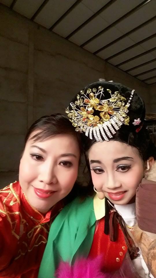 Đức Vĩnh được NS Kiều
Oanh hóa trang đậm chất Tuồng và sử dụng phụ kiện của chính mình