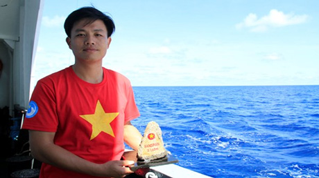 Các đại biểu Hành trình tuổi trẻ vì biển đảo quê hương 2015 trên tàu 996.