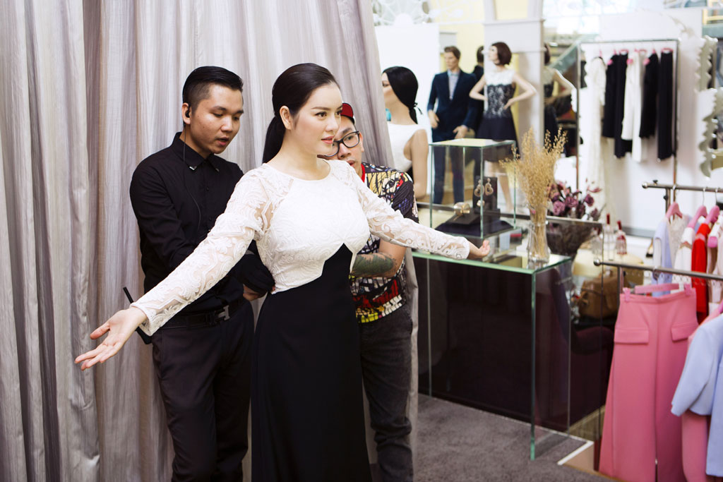 Một số hình ảnh Lý Nhã Kỳ tất bật thử đồ chuẩn bị dự LHP Cannes 2015 tại Pháp