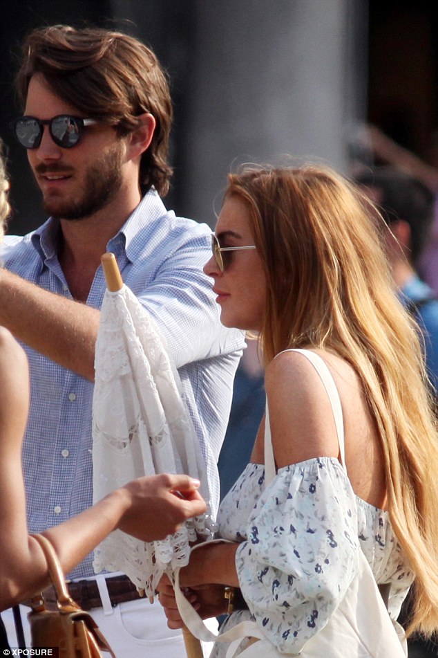 Lindsay Lohan già nua dạo phố