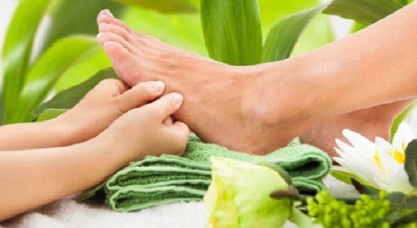 Massage giảm đau dưới bàn chân