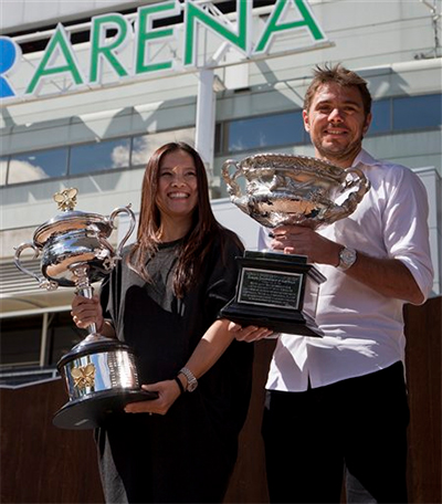 Wawrinka khoe cúp vô địch tại Rod Laver Arena trước khi Úc mở rộng 2015 diễn ra