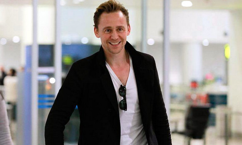 'Loki' Tom Hiddleston chơi guitar trên chuyến bay tới Hà Nội