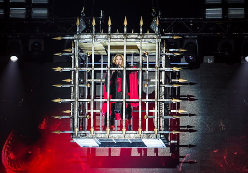 Madonna ‘thổi lửa’ Bangkok với đêm nhạc ‘Trái tim nổi loạn’
